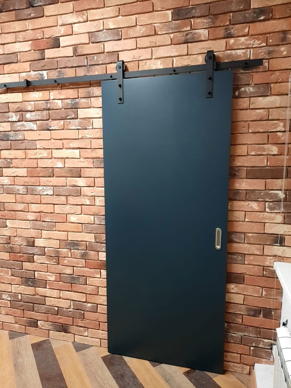 Установленная межкомнатная дверь 2